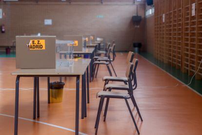 Mesas electorales del CEIP Emperador Carlos V de Getafe (Madrid), en la víspera de las elecciones generales del 23-J.