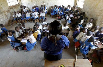 La maestra Lynette Akinyi dirige una clase en la escuela primaria Senador Obama en la aldea de Kogelo.