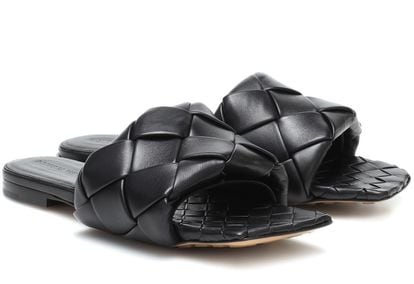 Si buscas una inversión de esas que combinan con todo y que te duran mucho tiempo, te encantarán estas sandalias acolchadas y trenzadas de Bottega Veneta. 950€