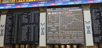 Paneles informativos con los gráficos colocados en el interior del Palacio de la Bolsa
