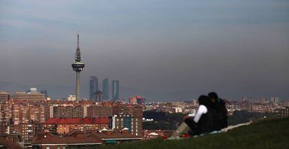 Una pareja observa la contaminaci&oacute;n de fondo en Madrid