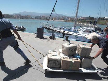 Trabajadores de Aduanas transportan droga incautada en Algeciras.
