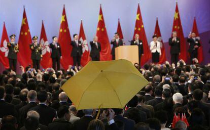 Un concejal de distrito alza un paraguas en la celebraci&oacute;n oficial en Hong Kong del d&iacute;a de China.