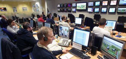 Trabajadores en la central telef&oacute;nica de Betfair. 