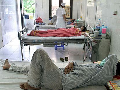 Varios enfermos de sida son atendidos en un hospital de Vietnam.