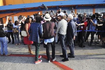 Los medios de comunicación reciben a la banda británica a su llegada al aeropuerto José Martí de La Habana, Cuba.
