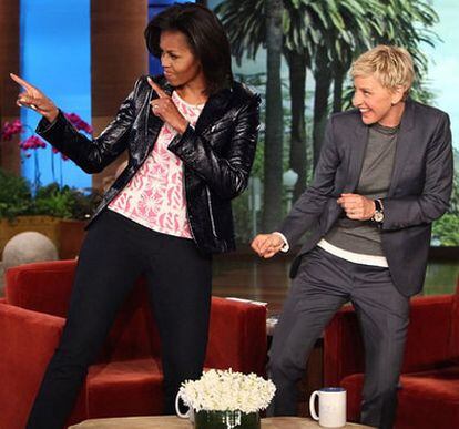 Michelle Obama baila junto a Ellen DeGeneres, durante la grabación del programa de la presentadora, el 1 de febrero de 2012.