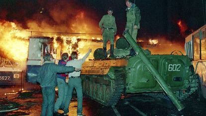 Tres civiles increpan a soldados soviéticos, en Moscú, el 21 de agosto de 1991.