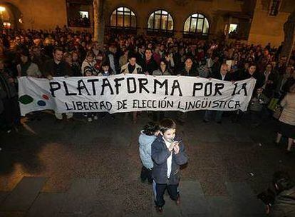 Protesta de la Plataforma por la Libertad de Elección Lingüística celebrada el pasado mes de febrero la plaza de Correos de Vitoria.