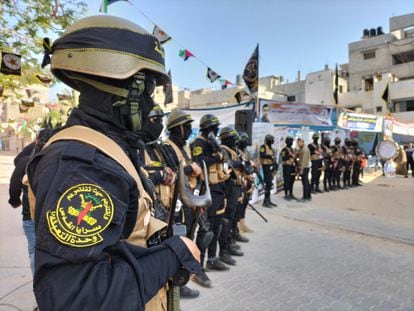 Miembros de las Brigadas Al Quds, el brazo armado de la Yihad Islámica, posan frente a la carpa en homenaje a uno de sus líderes asesinados por Israel, este lunes en Ciudad de Gaza.