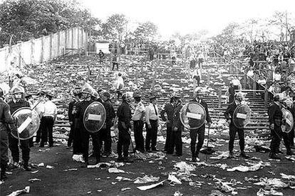 Aspecto de la grada del estadio de Heysel, en Bruselas, tras la tragedia que se cobró 39 vidas en la final de la Copa de Europa de 1985.