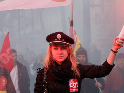 Una joven con una bengala, durante una protesta en París contra la reforma de las pensiones.