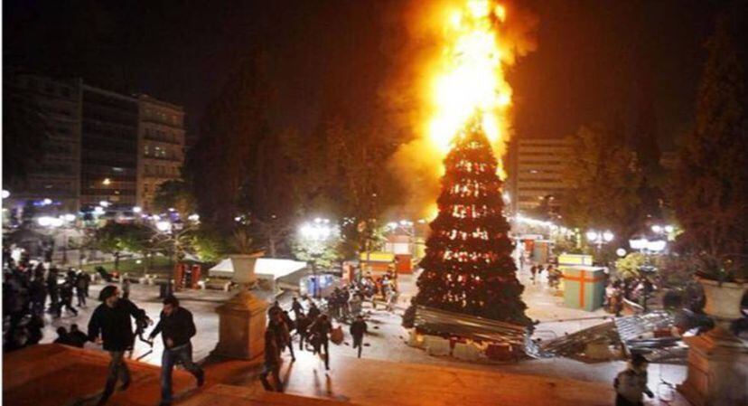 IU Madrid felicita la Nochebuena con un árbol de Navidad en llamas