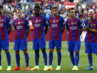 Andre Gomes, Digne, Umtiti, Samper y Denis Su&aacute;rez, los nuevos fichajes del FC Barcelona, junto a Leo Messi durante la presentaci&oacute;n del equipo en el Joan Gamper. 
