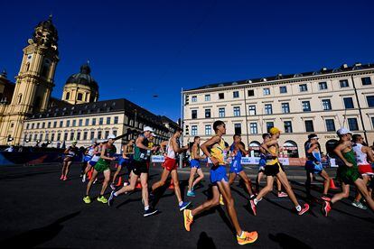 Los atletas recorren Múnich durante la final de los 35 km marcha.