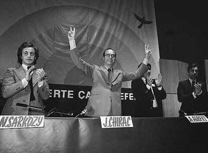 Jacques Chirac muestra el signo de la victoria en junio de 1976 en París junto al entonces líder juvenil Nicolas Sarkozy.