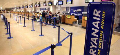 Puestos de facturación de Ryanair en el Aeropuerto de Girona.
