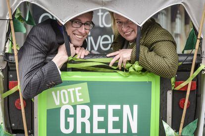 La líder del Partido Verde, Natalie Bennett, posa con el candidato del partido, Darren Hall, en Bristol.