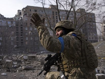 A Ukrainian serviceman guards his position in Mariupol, Ukraine, Saturday, March 12, 2022. Ukrainian military says Russian forces have captured the eastern outskirts of the besieged city of Mariupol. In a Facebook update Saturday, the military said the capture of Mariupol and Severodonetsk in the east were a priority for Russian forces. Mariupol has been under siege for over a week, with no electricity, gas or water. (AP Photo/Mstyslav Chernov)