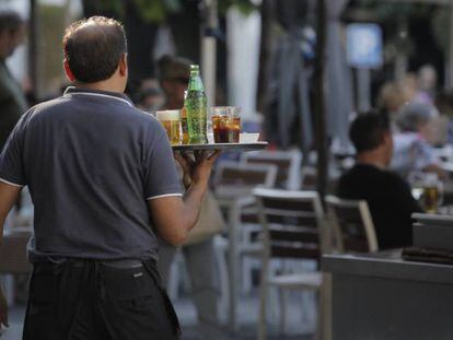 Un camareros atendiendo una terraza en Madrid