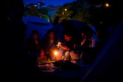 Frío, guitarras, cartas y pasta en la primera noche de la acampada por Palestina en la Complutense de Madrid