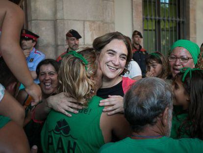 Colau s'abraça amb membres de la PAH a les portes del Parlament.