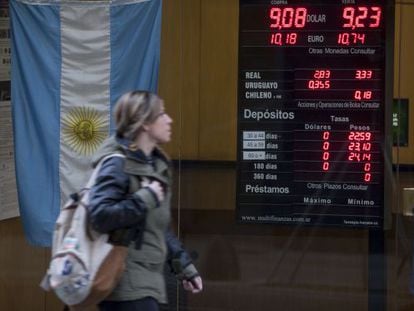 Una casa de cambio legal del centro de Buenos Aires ofrece las divisas que los argentinos pueden comprar con cupos.