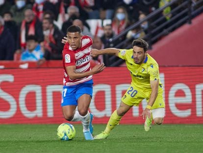 Darwin Machis (a la izquierda) en un partido de Liga contra el Cádiz de la temporada pasada cuando vestía la camiseta del Granada.