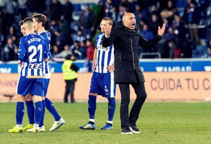 Abelardo celebra la victoria contra el Valencia junto a sus jugadores.