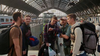 Un grupo de jóvenes en la estación de tren de Colonia (Alemania).