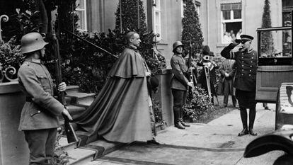 Pío XII, abandonando el palacio presidencial de Berlín, durante la celebración del 80º cumpleaños del presidente alemán Paul von Hindenburg, en 1929.