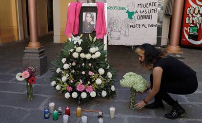 Ofrenda de flores en memoria de Ingrid Escamilla en Puebla.