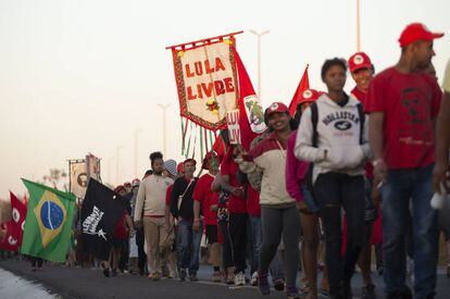 Simpatizantes de Lula marchan en apoyo a la candidatura del exmandatario Luiz Inácio Lula da Silva para las elecciones de octubre en Brasilia (Brasil)