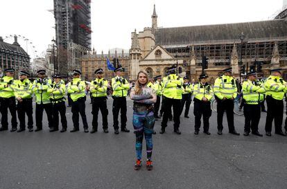 Un portavoz de la organización indicó que más de un centenar de agentes se concentraron en el puente de Londres, con 14 camionetas policiales y una gran grúa en el extremo sur. En la foto, una activista del cambio climático con su cuerpo pintado se manifiesta en la Plaza del Parlamento en Londres (Reino Unido) el 23 de abril de 2019.
