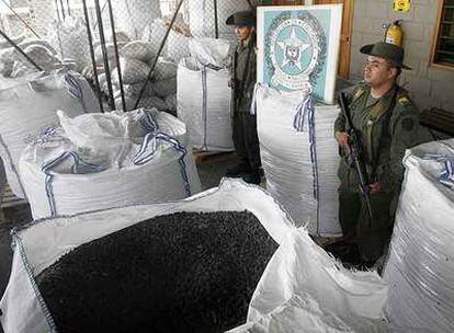 Dos militares vigilan cuatro toneladas de cocaína mezcladas con caucho, el 4 de agosto, en Cartagena de Indias.