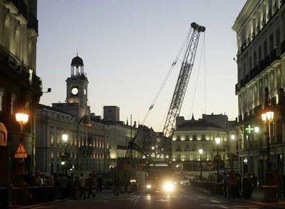 Un atardecer en la Puerta del Sol, con las obras del futuro intercambiador atravesando el corazón de Madrid.