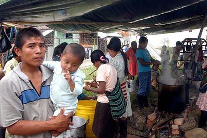 Awá obligados a dejar sus tierras por haber cultivado coca dentro del Plan Colombia en 2007.