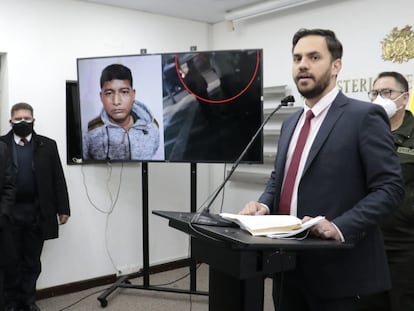 El ministro de Gobierno de Bolivia, Eduardo del Castillo, habla sobre la captura del exministro Edwin Characayo, quien se ve en la pantalla.