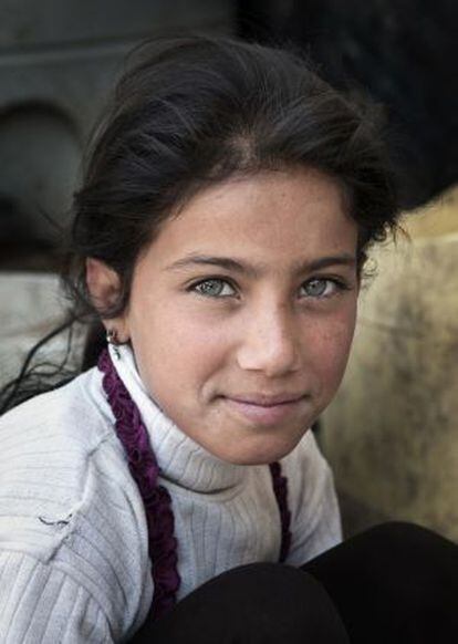 Una chica de ocho años, en la puerta de su tienda. La mitad de su vida la ha pasado en un campo de refugiados. Reconoce no recordar muy bien su país. Asentamiento de Fayda 15, Zahle, Líbano.