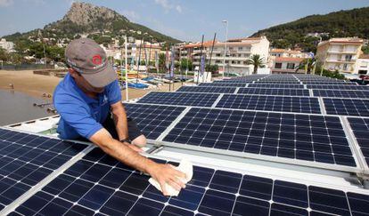 Placas solares que suministran energ&iacute;a al Club N&aacute;utico de L&#039;Estartit (Girona). 