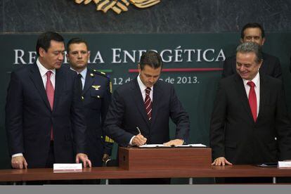 Pe&ntilde;a Nieto firma su inicistiva de reforma energ&eacute;tica.