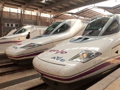 Bater&iacute;a de trenes de alta velocidad en la estaci&oacute;n de M&aacute;laga.