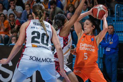 Valencia point guard Critina Oubiña (right) controls the ball against a Casademont Zaragoza player, this Sunday.