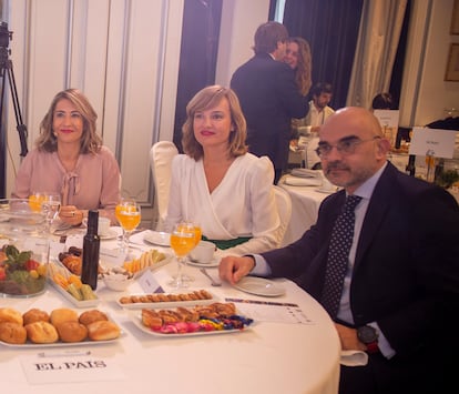Desde la izquierda, Raquel Sánchez, ministra de Transporte, Pilar Alegría, ministra de Educación, y Carlos Núnez, presidente de PRISA Media.