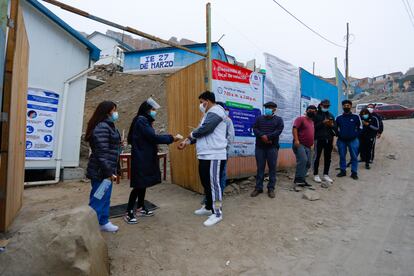 La entrada a un centro de votación en San Juan de Lurigacho, en las afueras de Lima, este domingo.