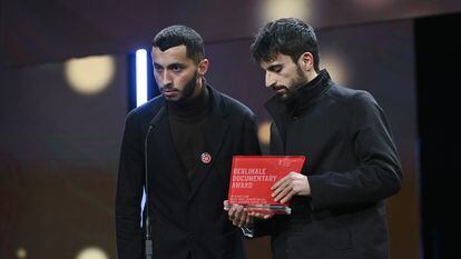 El director palestino Basel Adra y el israelí Yuval Abraham durante su discurso al recibir el premio al mejor documental por 'No Other Land' en la Berlinale, el pasado 24 de febrero.