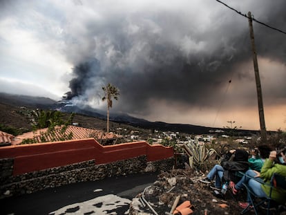 Varios turistas observan el volcán de La Palma, cerca del mirador de Tajuya.