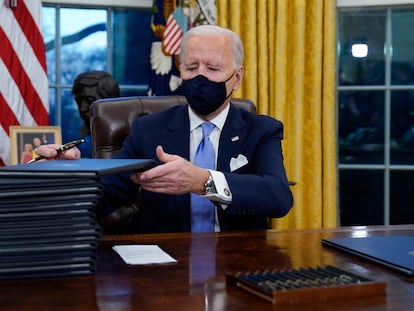 Joe Biden antes de firmar varias órdenes ejecutivas en el Despacho Oval de la Casa Blanca, este miércoles.