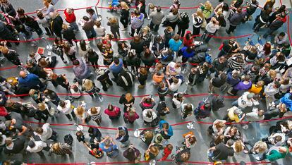 Riadas de personas forman una ordenada cola en la ciudad australiana de Melbourne.