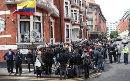 Periodistas, este viernes, en la puerta de la embajada de Ecuador en Londres.